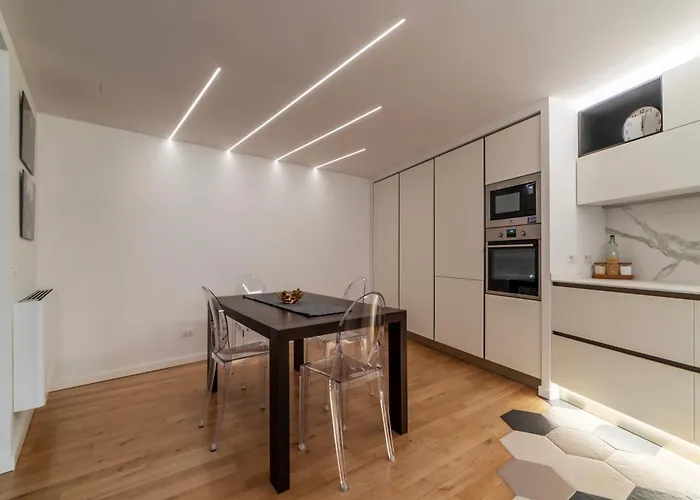 Luxury 3 Beds 3 Baths, Few Steps From Center
