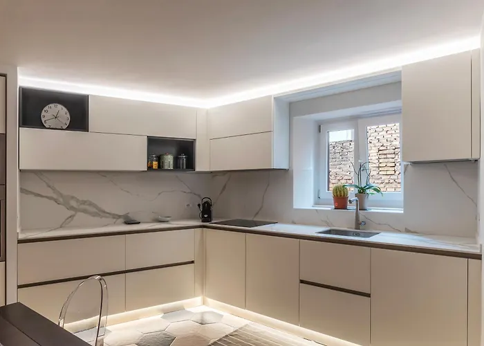 Apartment Luxury 3 Beds 3 Baths, Few Steps From Center