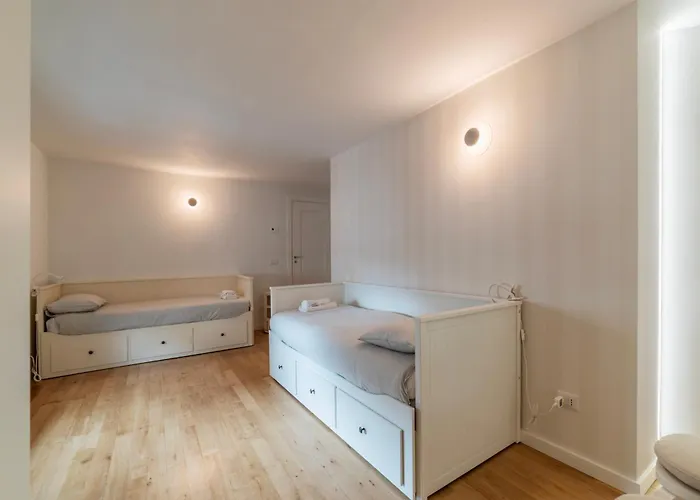 Apartment Luxury 3 Beds 3 Baths, Few Steps From Center *
