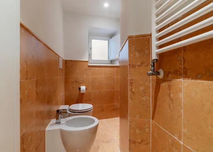 Luxury 3 Beds 3 Baths, Few Steps From Center Apartment *