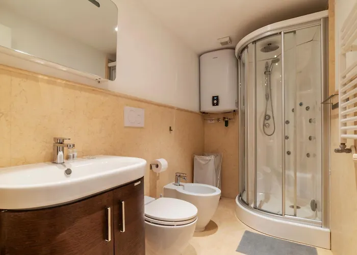 Apartment Luxury 3 Beds 3 Baths, Few Steps From Center Rom
