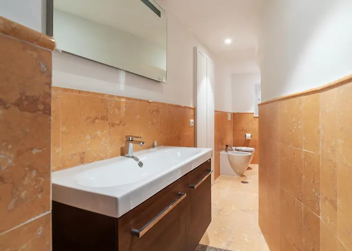 Luxury 3 Beds 3 Baths, Few Steps From Center