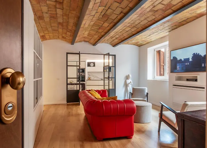 Luxury 3 Beds 3 Baths, Few Steps From Center Apartment
