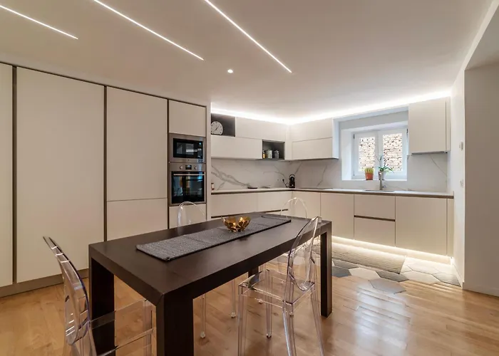 Luxury 3 Beds 3 Baths, Few Steps From Center Rom